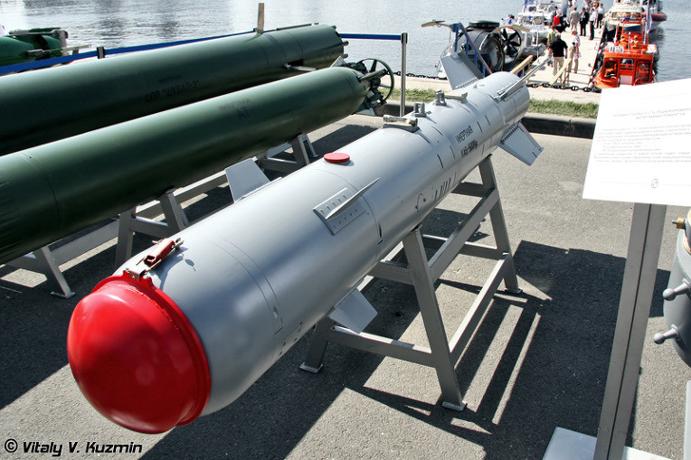 Khi nổ, bom thông minh KAB-500Kr sẽ phát nổ trên không để có sức công phá lớn nhất. Do phát nổ trên không, mọi mục tiêu trong hào tránh bom sẽ vẫn bị phá huỷ như các mục tiêu trên mặt đất. Nguồn ảnh: Rumil.