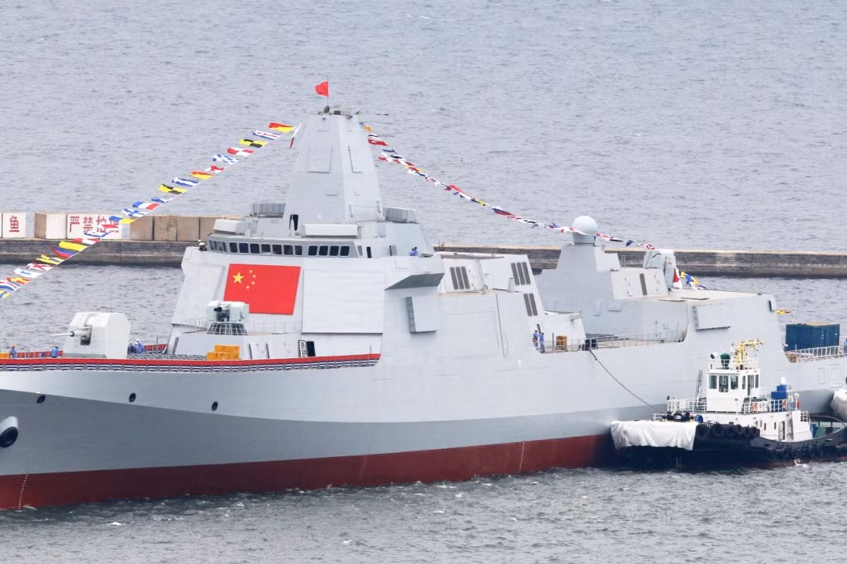 Tuần dương hạm "trá hình" khu trục hạm này của Trung Quốc được trang bị hệ thống radara H/LJG-346B quét mảng chủ động kèm theo đó là radar quét mảng chủ động UHF/VHF để phát hiện mục tiêu dựa vào bề mặt phản xạ radar cũng như dựa vào tín hiện thông tin liên lạc. Nguồn ảnh: QQ.