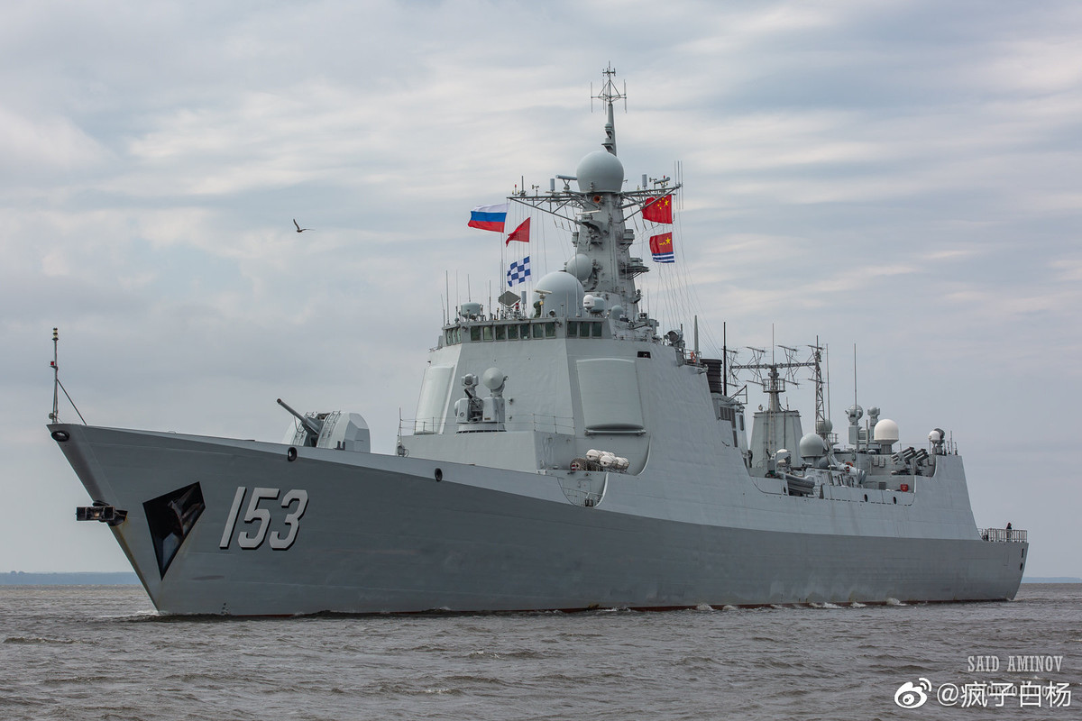 Tàu có độ giãn nước 7000 tấn, chiều dài 155 mét, lườn rộng 17 mét và mớm nước 6 mét. Tàu được trang bị hệ thống radar và vũ khí cực kỳ hiện đại, chủ yếu để phục vụ cho nhiệm vụ phòng không. Nguồn ảnh: QQ.