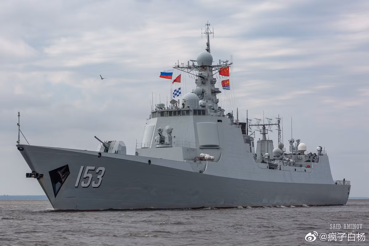 Tàu có độ giãn nước 7000 tấn, chiều dài 155 mét, lườn rộng 17 mét và mớm nước 6 mét. Tàu được trang bị hệ thống radar và vũ khí cực kỳ hiện đại, chủ yếu để phục vụ cho nhiệm vụ phòng không. Nguồn ảnh: QQ.