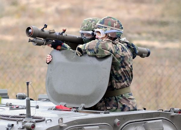 Với Strela-2, các phi công của đối phương sẽ không dám hoạt động ở tầm bay quá thấp vì lo sợ sẽ bị loại tên lửa phòng không vác vai này vọt lên tấn công bất ngờ. Việc trang bị Strela-2 một cách đại trà trong quân đội sẽ "dồn" không quân đối phương bay lên độ cao lớn hơn, khi đó, không quân địch sẽ bị radar và phòng không tầm trung bắt bám và tiêu diệt. Nguồn ảnh: Pinterest.