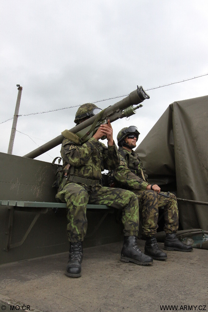 Tên lửa có tầm bắn xa nhất là 4200 mét với phiên bản Strela-2M và tầm bắn tối đa khoảng 3700 mét với các phiên bản khác. Độ cao tiêu diệt mục tiêu của tên lửa là từ tối thiểu 50 mét tới tối đa 1500 mét hoặc 2400 mét tuỳ từng phiên bản. Nguồn ảnh: Pinterest.