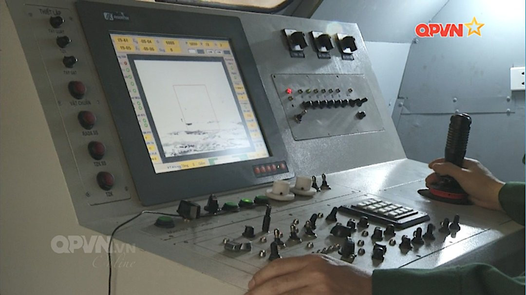 Trên xe có tích hợp cabin điều khiển cảm biến trinh sát - dẫn bắn - vũ khí cho phép xạ thủ ngồi yên vị trong xe khoá và khai hoả tiêu diệt mục tiêu mà không cần phải ra ngoài. Nguồn ảnh: QPVN.