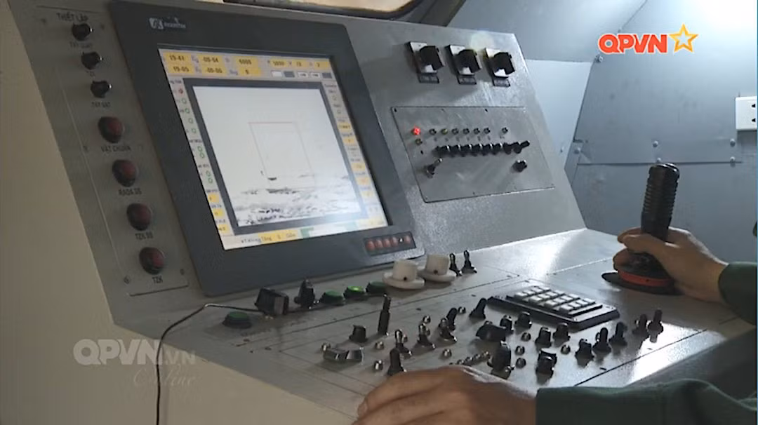 Trên xe có tích hợp cabin điều khiển cảm biến trinh sát - dẫn bắn - vũ khí cho phép xạ thủ ngồi yên vị trong xe khoá và khai hoả tiêu diệt mục tiêu mà không cần phải ra ngoài. Nguồn ảnh: QPVN.