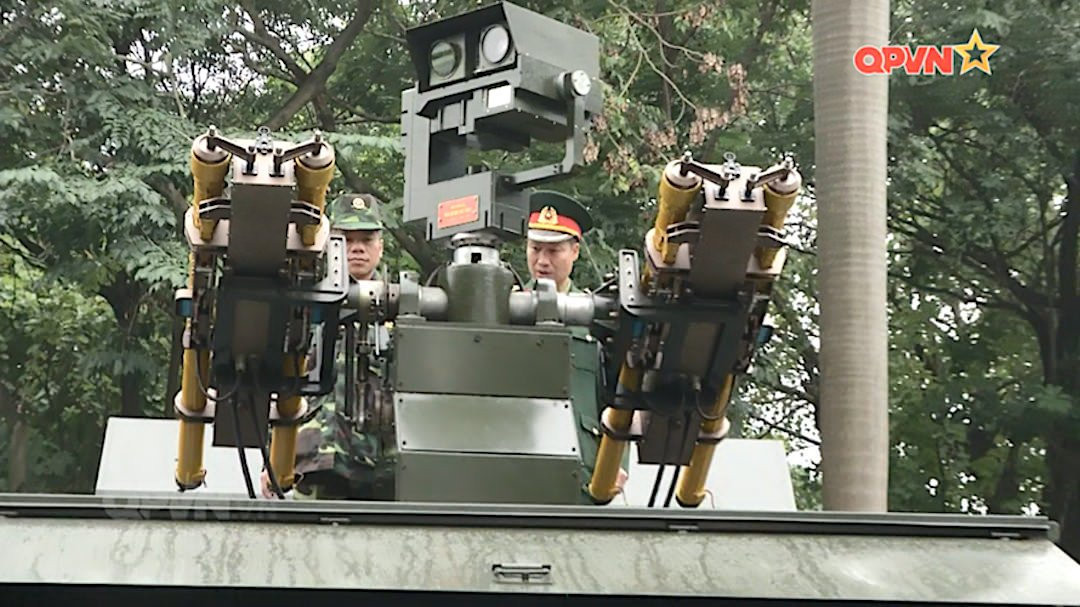 Theo những thông tin mới nhất được đăng tải, hệ thống phòng không tầm thấp được Việt Nam tự phát triển này bao gồm bốn tên lửa phòng không đặt trên một khung gầm của xe Kamaz. Nguồn ảnh: QPVN.