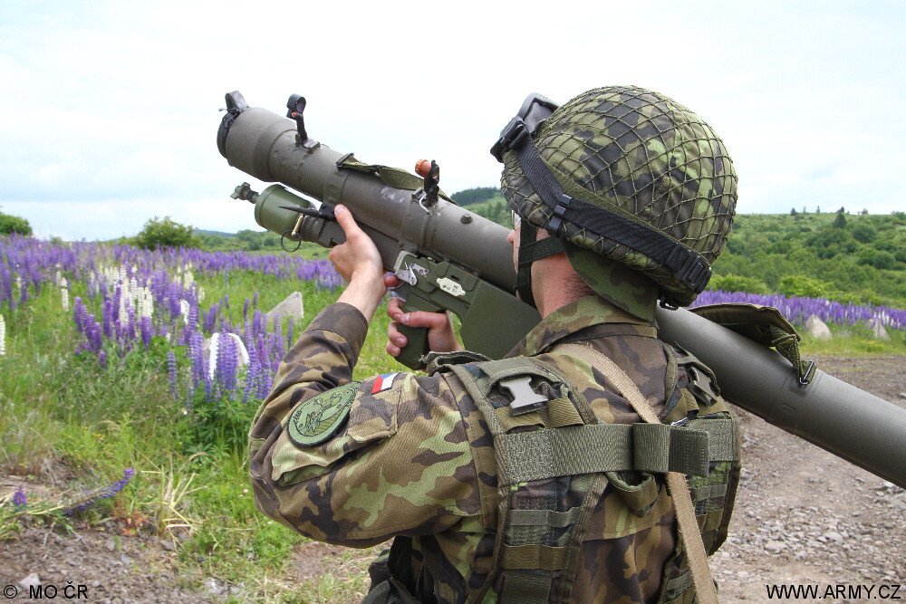 Vận tốc mũi mà Strela-2 đạt được khi rời nòng là 430 mét/giây hoặc 500 mét/giây tuỳ từng phiên bản. Với tốc độ này, một quả tên lửa Strela-2 khi bay hết tầm tiêu diệt mục tiêu 4000 mét cũng chỉ mất có 8 giây khiến đối phương không kịp né tránh. Nguồn ảnh: Pinterest.