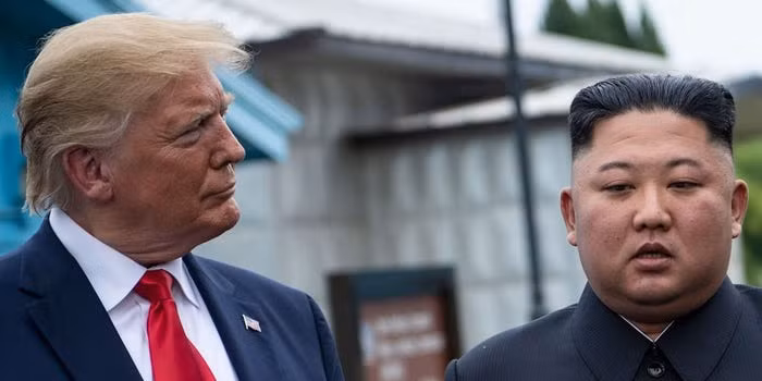 Cuộc chiến cân não giữa Mỹ và Triều Tiên trong thập kỷ vừa rồi cũng đã thay đổi sách lược ngoại giao của rất nhiều quốc gia khi mà với những quyết định cứng rắn của mình, giờ đây Triều Tiên có thể "chễm trệ" ngồi đàm phán cùng Mỹ mà không còn chịu cảnh "cửa dưới". Nguồn ảnh: BI.