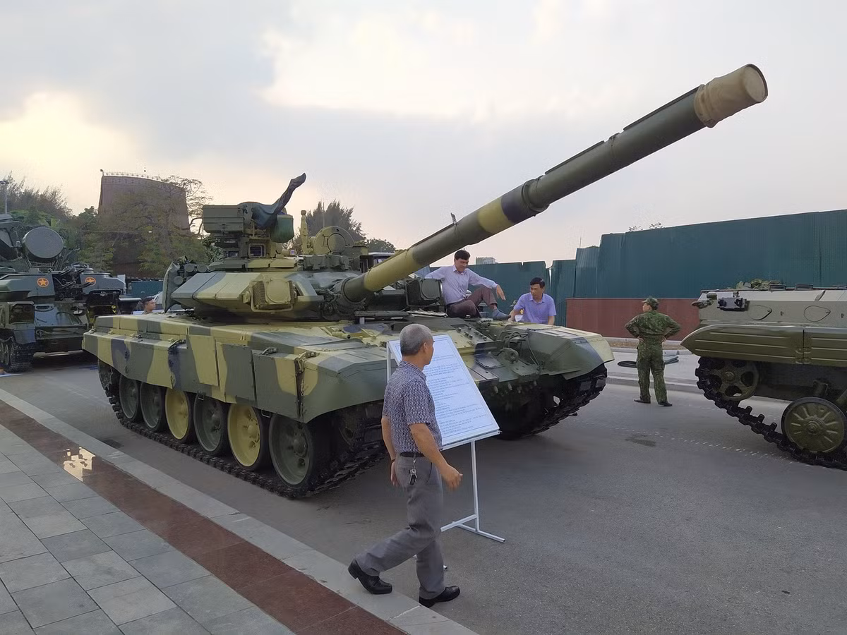 Một trong những loại vũ khí thu hút được nhiều sự chú ý nhất hiện đang có mặt tại Quảng trường Võ Nguyên Giáp của thành phố Thái Nguyên đó là xe tăng T-90. Nguồn ảnh: Vietdefense.