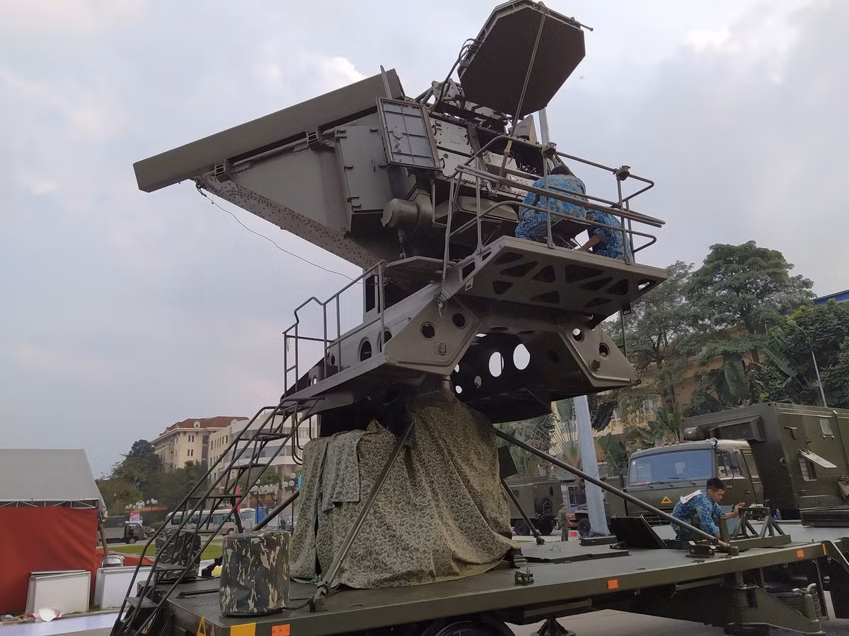 Dàn radar SNR-125 "Low Blow" - hệ thống radar tìm kiếm và bắt bám mục tiêu của tổ hợp tên lửa phòng không S-125 Neva. Nguồn ảnh: Vietdefense.
