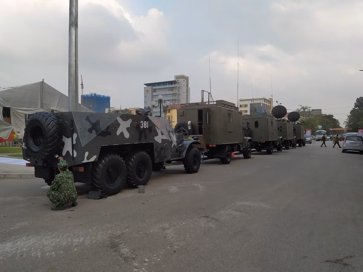 Hàng dài thiết bị quân sự hiện đang có mặt tại quảng trường Võ Nguyên Giáp, thành phố Thái Nguyên. Nguồn ảnh: Vietdefense.