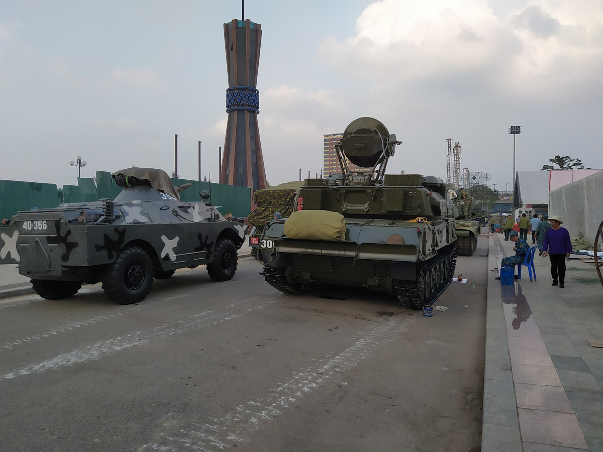 Mặt sau của xe trinh sát, tuần tra BRDM-2 và pháo tự hành phòng không ZSU-23-4 Shilka. Nguồn ảnh: Vietdefense.