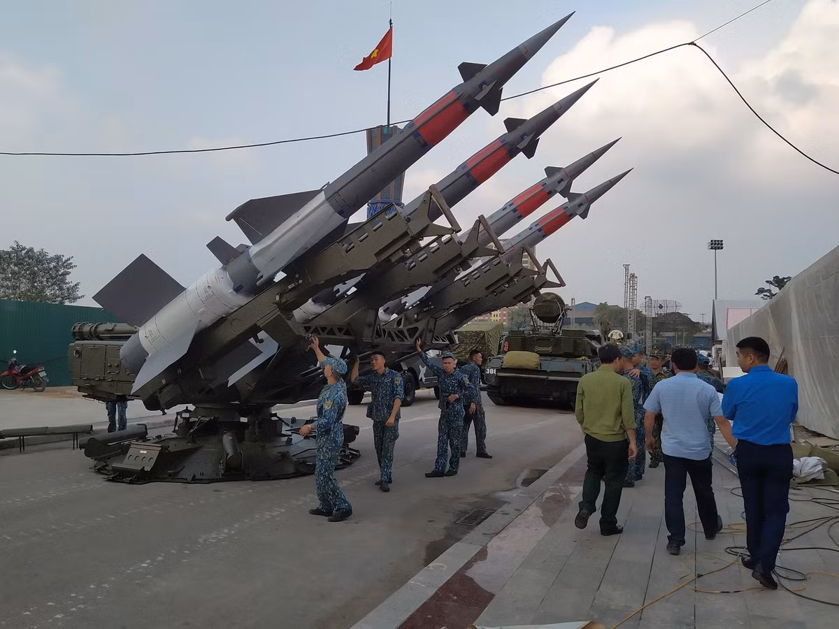 Ngoài ra, triển lãm còn có sự góp mặt của không ít tổ hợp vũ khí cực kỳ hiện đại và giàu thành tích chiến đấu trong biên chế quân đội Việt Nam, trong đó bao gồm tổ hợp tên lửa phòng không S-125-2TM. Nguồn ảnh: Vietdefense.