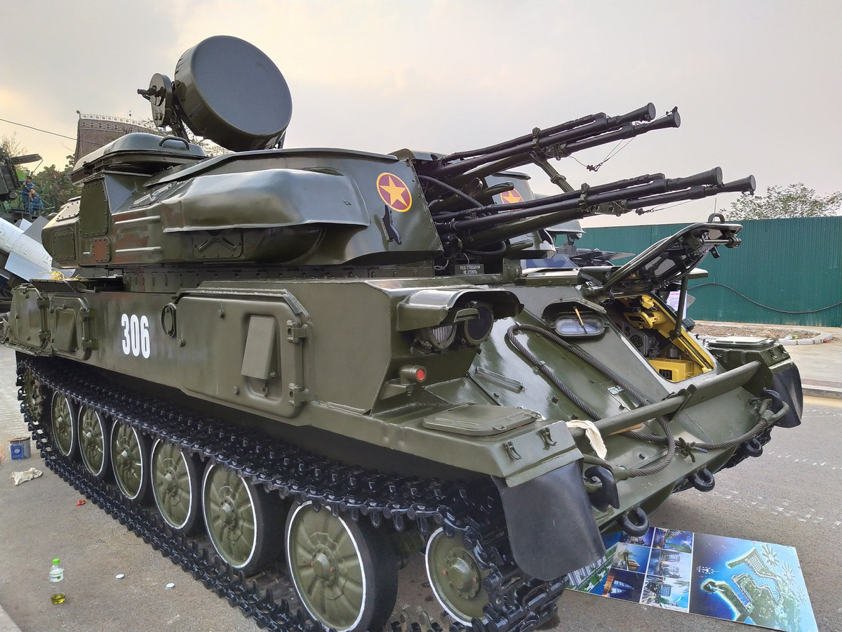 Pháo tự hành phòng không ZSU-23-4 Shilka xuất hiện tại Quảng trường Võ Nguyên Giáp. Đây là loại pháo tự hành bốn nòng, mỗi nòng cỡ 23mm. Nguồn ảnh: Vietdefense.