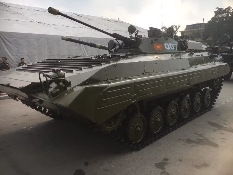 Xe chiến đấu bộ binh BMP-2 xuất hiện tại triển lãm lần này. Đây được coi là loại xe chiến đấu bộ binh hiện đại nhất trong biên chế quân đội Việt Nam hiện tại. Nguồn ảnh: Vietdefense.
