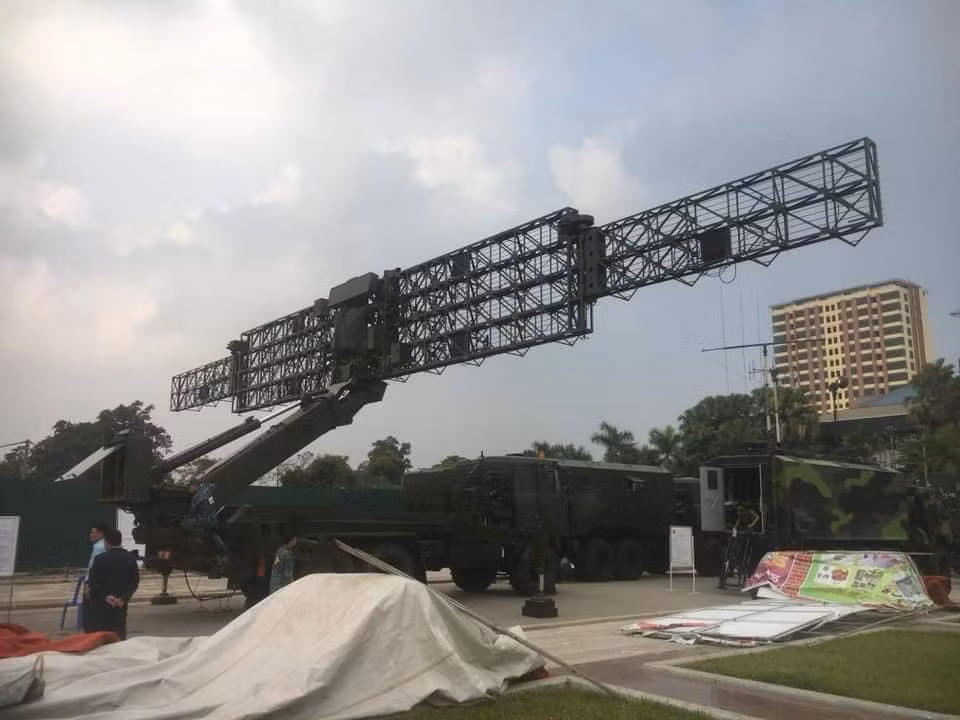Bất ngờ nhất là tổ hợp radar tầm trung "chống tàng hình" RV-02 cũng được Việt Nam mang ra trưng bày lần này. Đây là phiên bản nội địa do Việt Nam tự sản xuất dựa trên thiết kế của hệ thống radar Voktok-E của Belarus, được cho là có khả năng phát hiện ra cả J-20 thế hệ năm của Trung Quốc. Nguồn ảnh: Vietdefense.