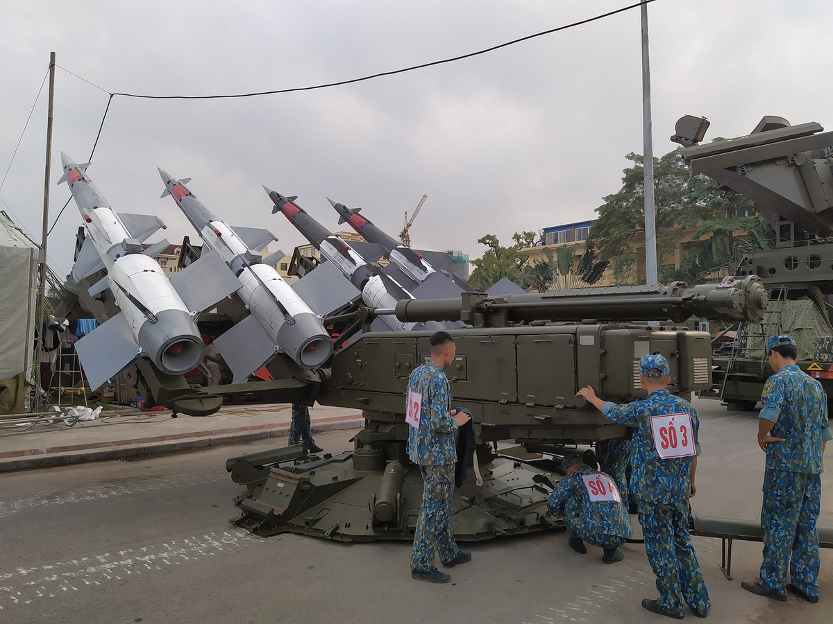 Đây là phiên bản nâng cấp từ tổ hợp phòng không S-125 Pechora với độ ổn định cao hơn, khắc phục được vấn đề độ bền của linh kiện cũ. Nguồn ảnh: Vietdefense.