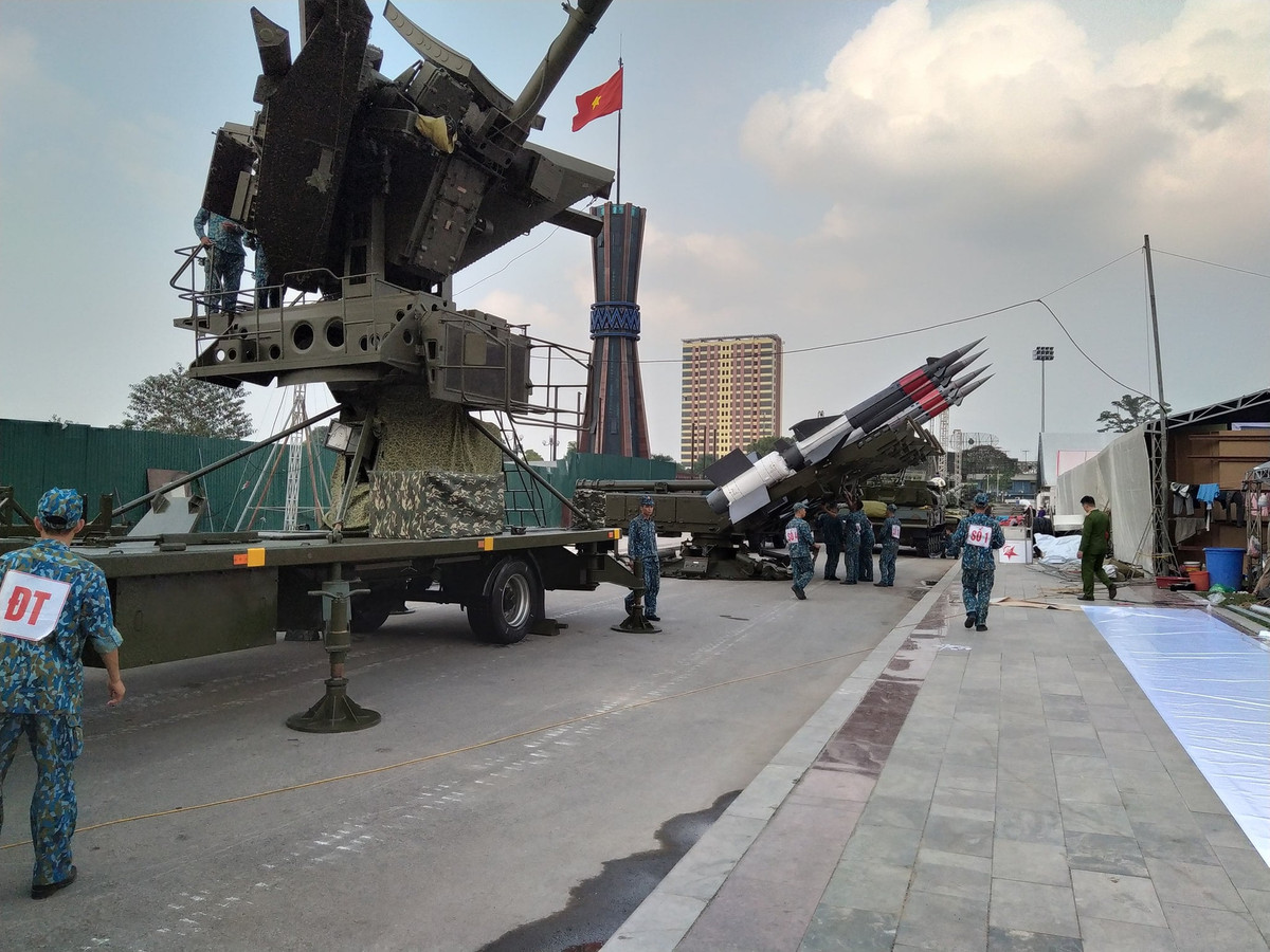 Cận cảnh cặp "bài trùng" bao gồm radar SNR-125 "Low Blow" cùng với tên lửa S-125-2TM. Nguồn ảnh: Vietdefense.