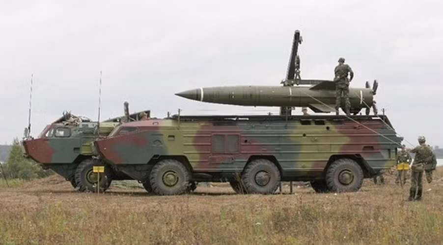 Các xe này được trang bị động cơ diesel công suất 300 mã lực cho phép chạy với tốc độ tối đa 60 km/h trên đường nhựa, bơi với vận tốc 8 km/h.