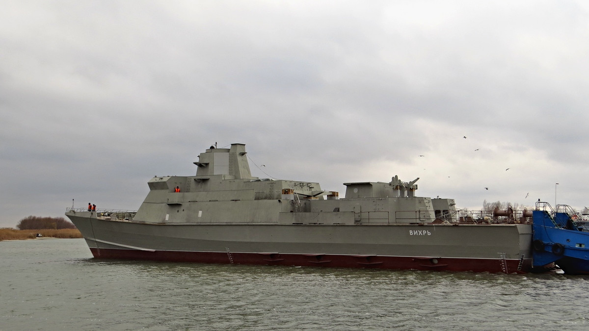 Thiết kế của tàu hộ vệ tên lửa thuộc Đề án 22800 là rất nhỏ gọn nhưng về mặt hoả lực vẫn cực kỳ đầy đủ. Việc thiết kế tàu có kích thước nhỏ gọn không những tăng khả năng hoạt động của hải quân Nga mà còn giảm thiểu gánh nặng cho công đoạn đóng tàu - vốn không phải thế mạnh của Nga. Nguồn ảnh: Livejournal.