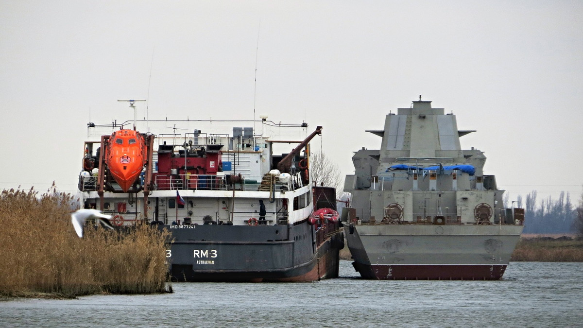 Trang bị vũ khí của tàu hộ vệ tên lửa Đề án 22800 Karakurt bao gồm 1 pháo 76,2mm hoặc pháo 100mm tuỳ phiên bản, 1 tổ hợp phòng không Pantsir-M, 2 pháo cao tốc AK-630 cùng 4 tổ hợp giếng phóng thẳng đứng dùng để triển khai tên lửa Kalibr. Nguồn ảnh: Livejournal.