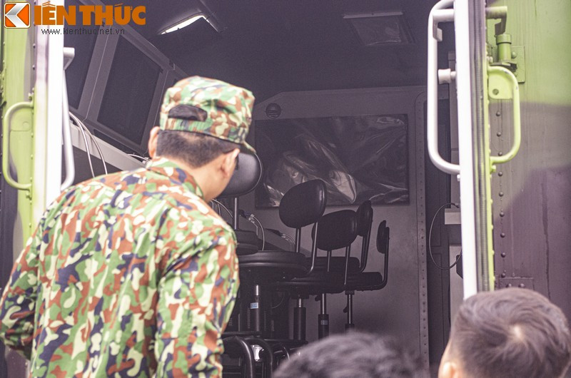 Bên trong xe bao gồm hệ thống sáu máy tính với một máy chỉ huy và năm máy kết nối cùng hoạt động qua mạng LAN. Xe có kíp trắc thủ tối thiểu 6 người kèm theo đó là khả năng kết nối với các khí tài khác qua mạng vệ tinh hoặc sóng radio.