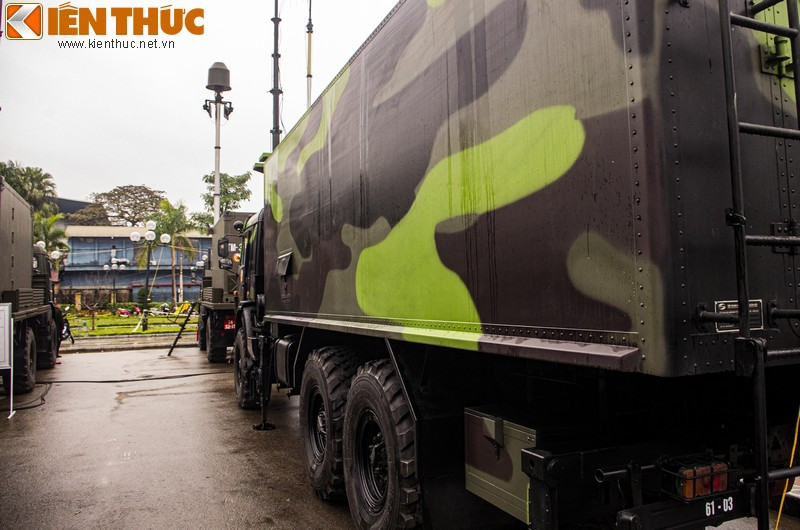 Do là phương tiện sử dụng trong lĩnh vực áp chế điện tử - cực kỳ nhạy cảm - nên toàn bộ hệ thống trong xe đều được Viettel tự chế tạo. Sở chỉ huy tác chiến điện tử này được đặt trên khung gầm xe tải Kamaz.