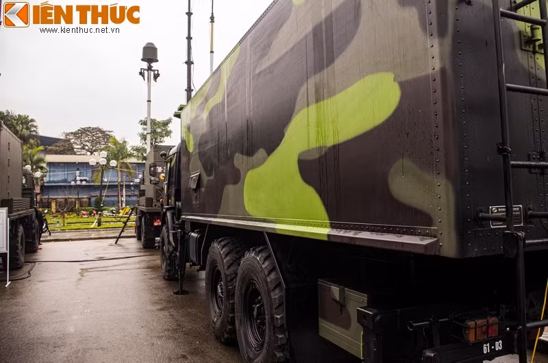 Do là phương tiện sử dụng trong lĩnh vực áp chế điện tử - cực kỳ nhạy cảm - nên toàn bộ hệ thống trong xe đều được Viettel tự chế tạo. Sở chỉ huy tác chiến điện tử này được đặt trên khung gầm xe tải Kamaz.