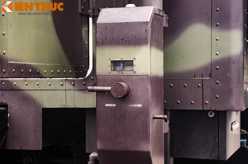 Hệ thống ăng-ten của xe có thể được dựng lên một cách tự động bằng điện hoặc xoay tay.