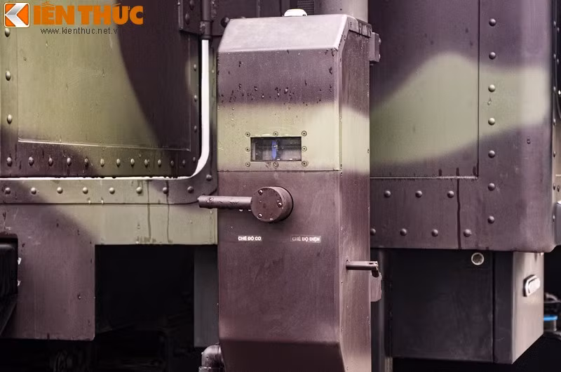 Hệ thống ăng-ten của xe có thể được dựng lên một cách tự động bằng điện hoặc xoay tay.