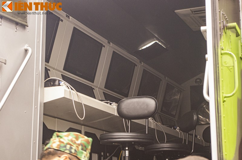 Tính năng của tổ hợp bao gồm hiển thị dữ liệu trên bản đồ tình huống điện tử, phân tích, nhận dạng mục tiêu điện tử, theo dõi, giám sát và phân loại mục tiêu tác chiến điện tử, điều khiển khí tài gây nhiễu, chống gây nhiễu,...