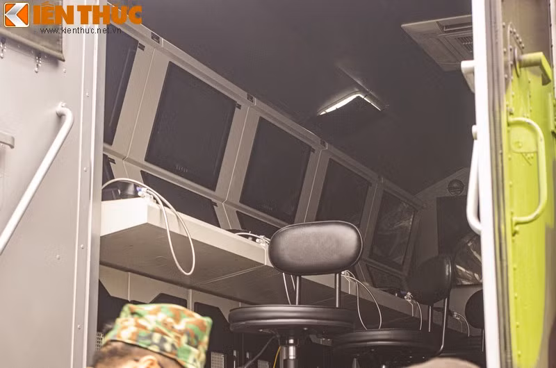 Tính năng của tổ hợp bao gồm hiển thị dữ liệu trên bản đồ tình huống điện tử, phân tích, nhận dạng mục tiêu điện tử, theo dõi, giám sát và phân loại mục tiêu tác chiến điện tử, điều khiển khí tài gây nhiễu, chống gây nhiễu,...