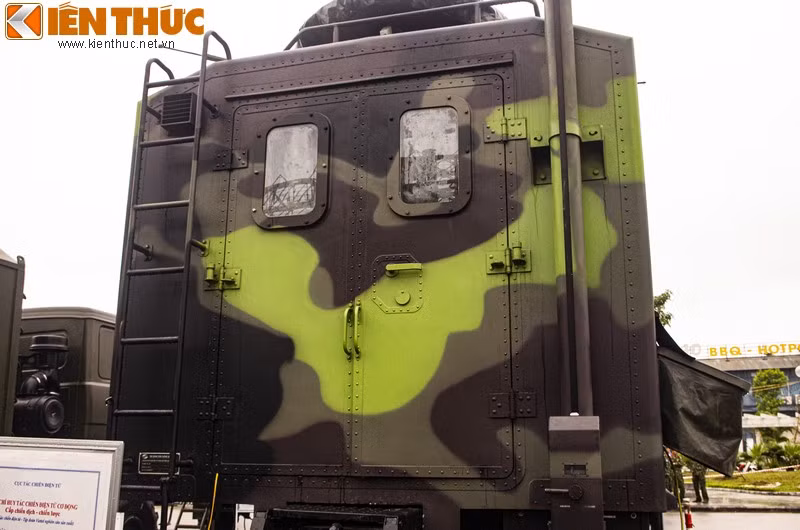 Đây là loại phương tiện được ra đời để thay thế sở chỉ huy tác chiến điện tử cố định, phù hợp với các hoạt động tác chiến, diễn tập.