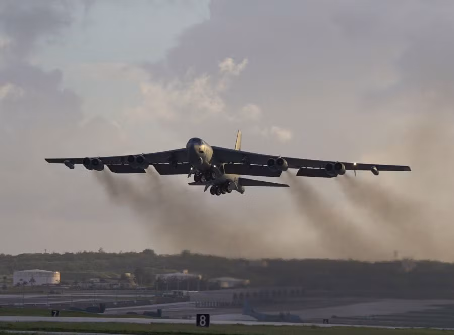 Tới tháng 5, Mỹ lại điều máy bay ném bom B-52 tới Qatar để củng cố lực lượng Mỹ trong khu vực và cũng là biện pháp đối phó với mối đe doạ từ Iran. Nguồn ảnh: Pinterest.