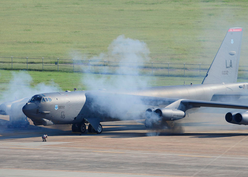 Gần đây nhất, Mỹ vừa điều một loạt máy bay ném bom B-52 cất cánh từ đảo Guam tới khu vực biển Hoa Đông gần lãnh hải Trung Quốc. Vụ việc được coi là lời cảnh báo dành cho Bắc Kinh, tránh việc Trung Quốc càng ngày càng trở nên hung hăng ở vùng biển quốc tế tiếp giáp với lãnh hải nước này. Nguồn ảnh: Pinterest.