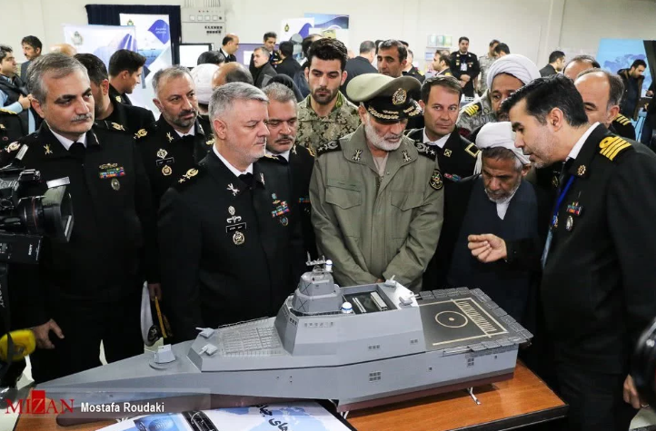 Khoang sau của tàu còn thiết kế một sàn đỗ trực thăng và dường như có hẳn một nhà chứa trực thăng được thiết kế trên tàu. Nguồn ảnh: QQ.