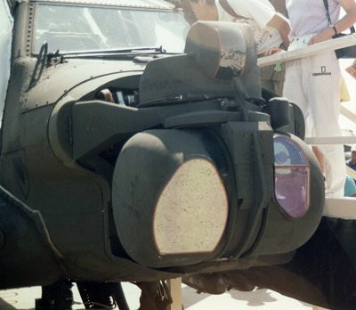 Được biết, trên dòng Apache hiện nay đều được trang bị hệ thống tác chiến điện tử tích hợp AN/APR-39A, hệ thống gây nhiễu radar AN/ALQ-136, hệ thống mồi bẫy đối phó với tên lửa đối không dẫn bằng hồng ngoại...