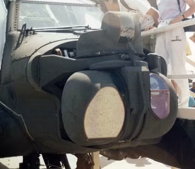 Được biết, trên dòng Apache hiện nay đều được trang bị hệ thống tác chiến điện tử tích hợp AN/APR-39A, hệ thống gây nhiễu radar AN/ALQ-136, hệ thống mồi bẫy đối phó với tên lửa đối không dẫn bằng hồng ngoại...