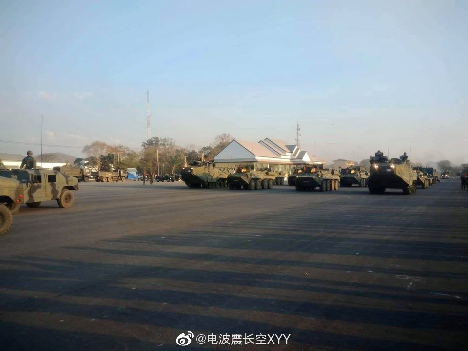 Xe thiết giáp chở quân lội nước AAV-7 được Thái Lan mua từ Mỹ xếp hàng tham gia tập luyện cho cuộc duyệt binh sắp tới. Nguồn ảnh: Forces.