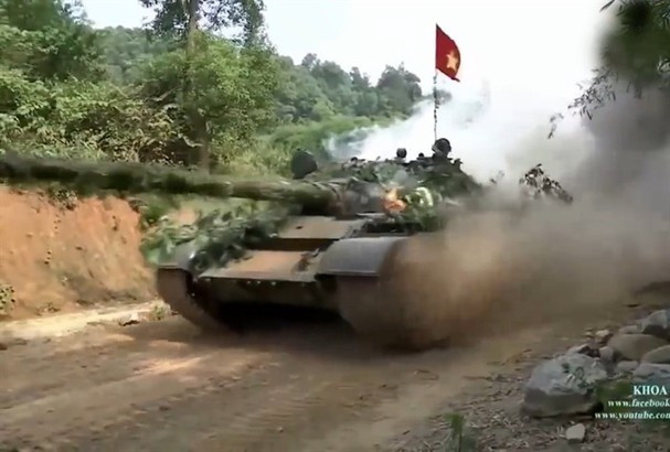 Trong khi phương án nâng cấp hỏa lực cho xe tăng T-55 của Việt Nam có vẻ khá bất hợp lý vì chi phí đắt đỏ. Việc nâng cấp hỏa lực cho T-62 lại có vẻ đơn giản hơn do loại xe tăng này vốn dĩ đã có kích thước tháp pháo khá lớn, đủ cho việc cải biên, sử dụng hỏa lực lớn hơn nữa với chi phí thấp. Nguồn ảnh: KHQS.