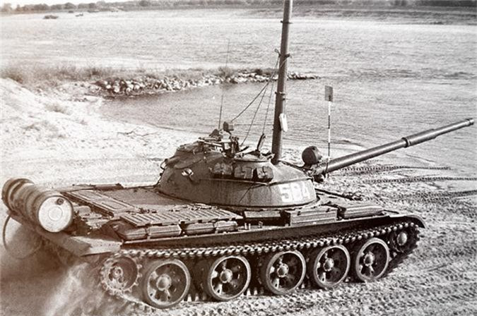 Trong khi đó, các xe tăng T-90 hiện đại hơn mới được chúng ta nhập biên sẽ đảm nhận vai trò xung kích, tiên phong xé rách phòng tuyến của đối phương. Khi đó, các loại xe tăng đời cũ hơn cùng với bộ binh sẽ chỉ còn nhiệm vụ "dọn dẹp" bãi chiến trường mà T-90 đã bỏ lại. Nguồn ảnh: Flickr.