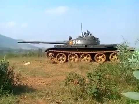 Tuy nhiên, với vai trò tác chiến trên chiến trường của T-62 và T-55 trong biên chế quân đội ta hiện nay, hỏa lực 120mm là quá đủ để có thể phục vụ cho vai trò yểm trợ bộ binh tiến công. Nguồn ảnh: Flickr.