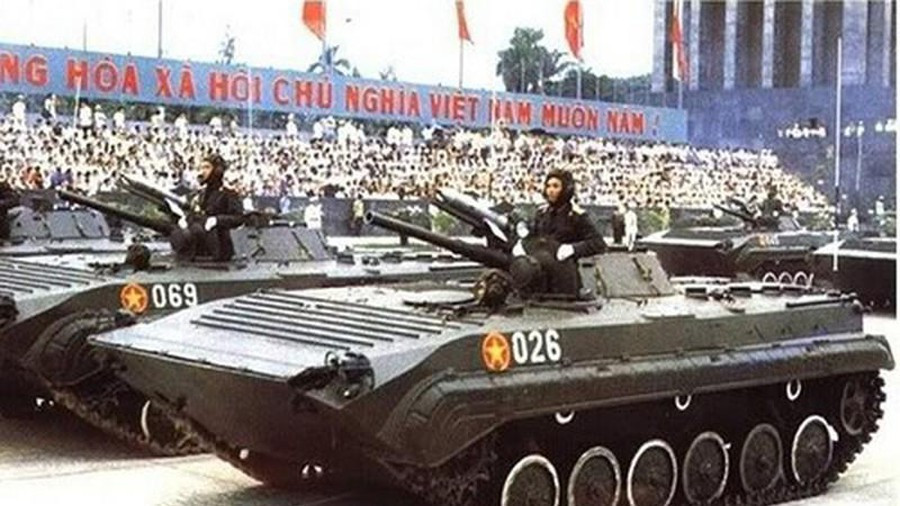 Trong biên chế của Quân đội Việt Nam hiện tại đang có khoảng 200 chiếc xe chiến đấu bộ binh BMP-1. Đây là loại thiết giáp được Liên Xô cho ra đời từ đầu thập niên 60 của thế kỷ trước, tới nay vẫn còn được nhiều quốc gia sử dụng. Nguồn ảnh: TL.