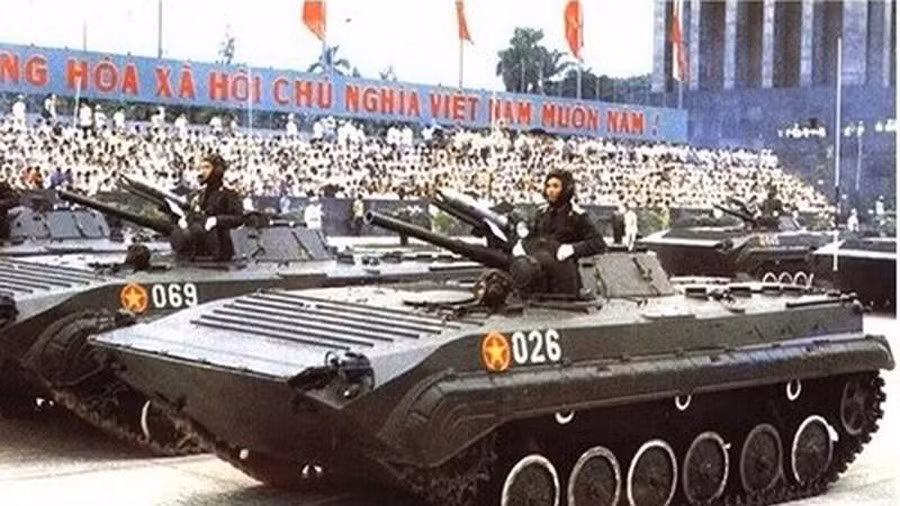 Trong biên chế của Quân đội Việt Nam hiện tại đang có khoảng 200 chiếc xe chiến đấu bộ binh BMP-1. Đây là loại thiết giáp được Liên Xô cho ra đời từ đầu thập niên 60 của thế kỷ trước, tới nay vẫn còn được nhiều quốc gia sử dụng. Nguồn ảnh: TL.