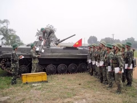 Mặc dù đã có tuổi đời ngoài 50, tuy nhiên xe chiến đấu bộ binh BMP-1 của Việt Nam vẫn có khả năng đối đầu với xe tăng chủ lực hiện đại của thế kỷ 21 do BMP-1 có khả năng trang bị kèm "pháo lủi" AT-3A. Nguồn ảnh: QDND.