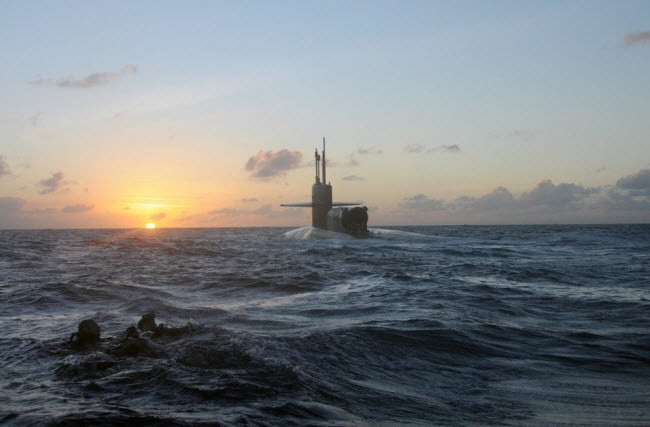 Lính đặc nhiệm và các thợ lặn bơi trở lại tàu ngầm USS Michigan (SSGN 727) trong một cuộc diễn tập ở Nam Thái Bình Dương.