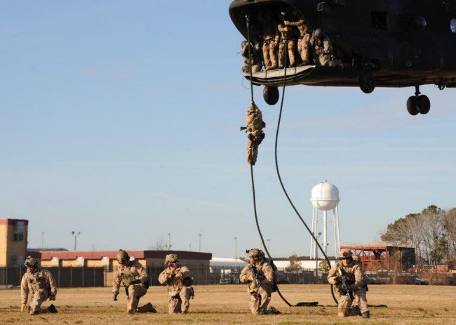 Các binh sĩ tuột theo dây xuống đất từ trên máy vay trực thăng. Chiến thuật triển khai này có ưu điểm nhanh và trong trường hợp máy bay không thể đáp xuống mặt đất.