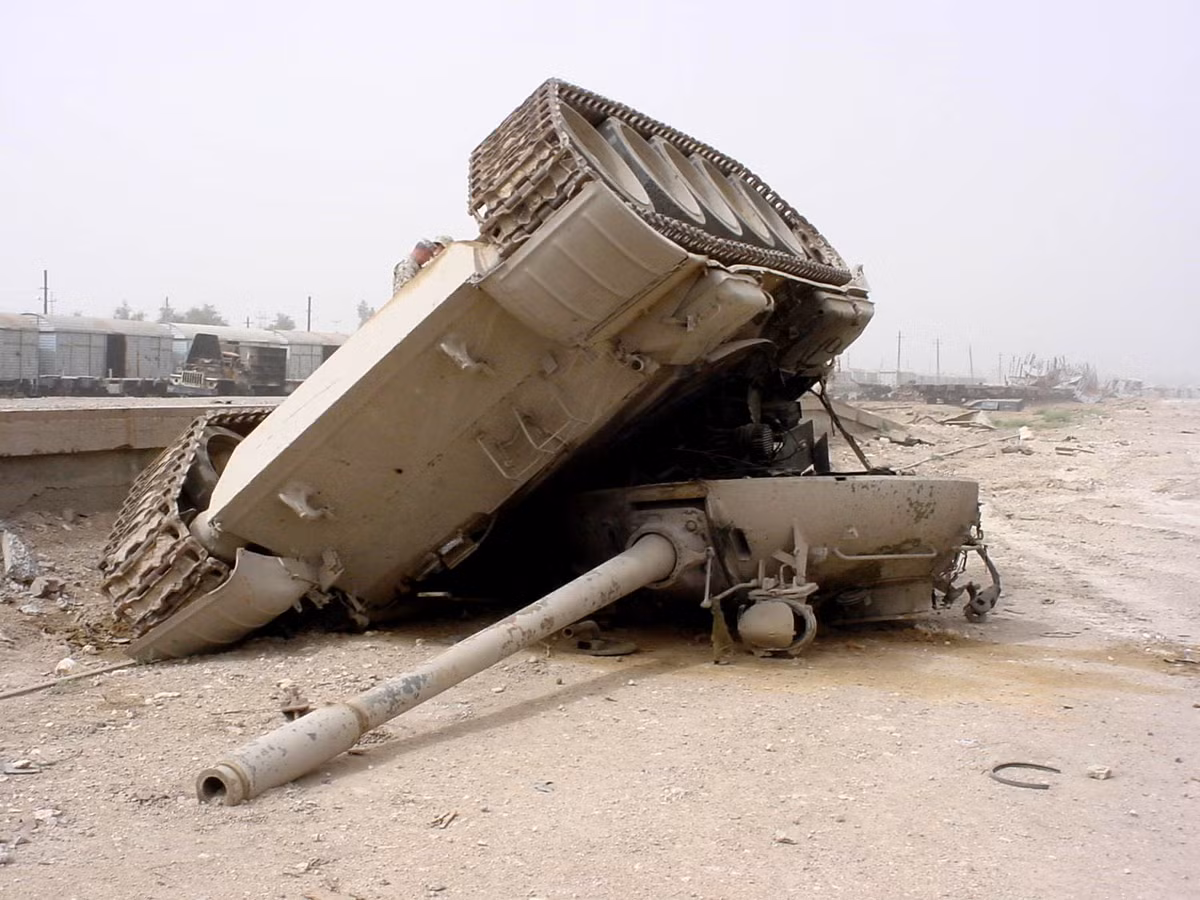 Xe tăng T-54/55 bị hỏa lực không quân hất lật ngửa trên chiến trường Trung Đông. Nguồn ảnh: Pinterest.