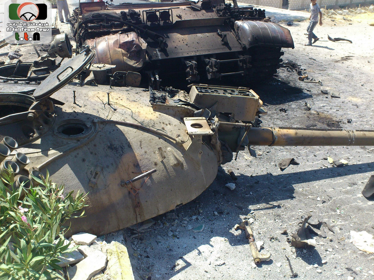 T-54/55 là loại xe tăng có thiết kế theo kiểu cổ điển, đạn pháo của xe được bố trí ở khu vực sát gầm và sát cạnh bên trái - rất nguy hiểm khi bị trúng hỏa lực vào những vị trí này. Nguồn ảnh: Pinterest.