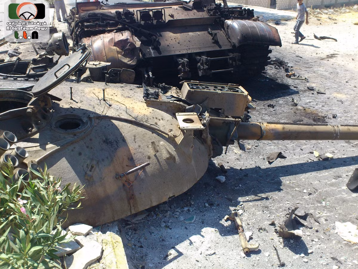 T-54/55 là loại xe tăng có thiết kế theo kiểu cổ điển, đạn pháo của xe được bố trí ở khu vực sát gầm và sát cạnh bên trái - rất nguy hiểm khi bị trúng hỏa lực vào những vị trí này. Nguồn ảnh: Pinterest.