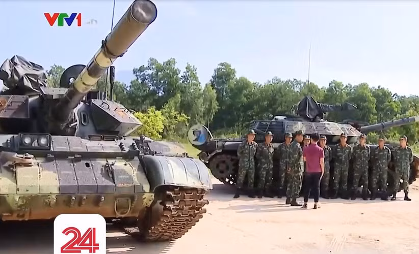 Với vị trí của lái xe, vận hành xe tăng T-54M có phần "nhàn nhã" hơn nhiều so với các phiên bản trước đây khi mà hệ thống trợ lực bằng thuỷ lực đã được lắp đặt, giúp phần cần lái, phanh và chân côn trở nên nhẹ nhàng hơn rất nhiều. Nguồn ảnh: VTV.